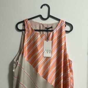 -Zara long dress
-Stripes and different pinks
-Tags still on
-Slit on both sides